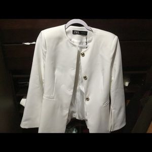 White brand new Zara coat absolutely spectacular.NWT